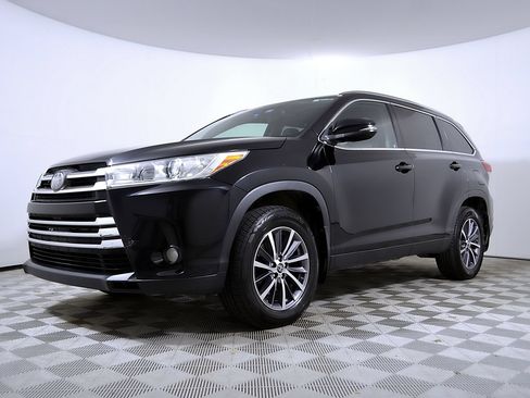 Used 2019 Toyota Highlander XLE AWD/4WD image 2
