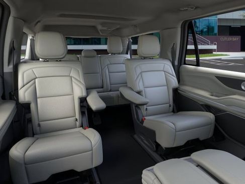 New 2026 Lincoln Navigator L Premier AWD/4WD image 11