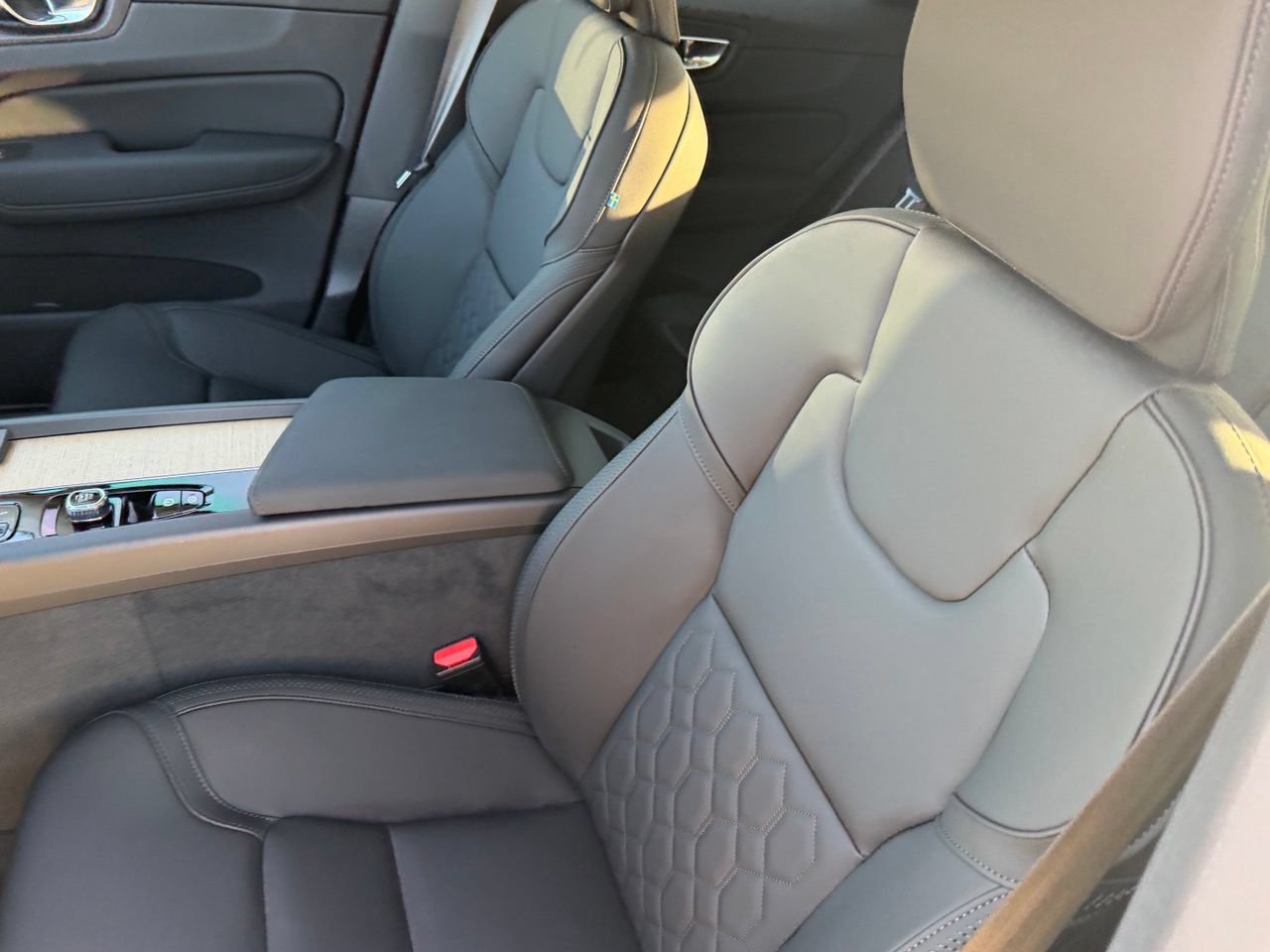New 2027 Volvo XC60 B5 Core AWD/4WD image 18