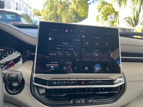 Used 2025 Jeep Compass Limited image 20