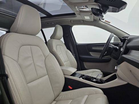 Used 2023 Volvo XC40 B5 Plus image 16