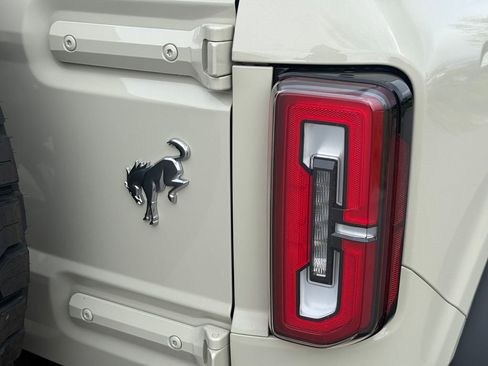 Used 2025 Ford Bronco Badlands image 15