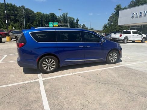 Used 2020 Chrysler Pacifica Limited FWD image 25