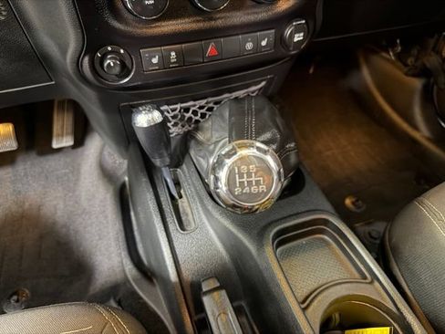 Used 2017 Jeep Wrangler Unlimited Sahara w/ Connectivity Group AWD/4WD image 14