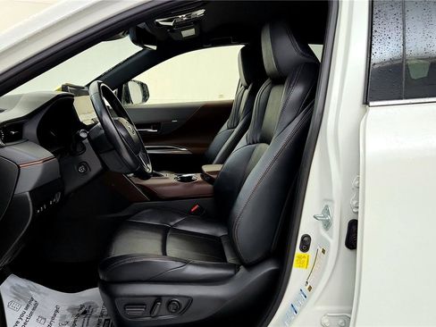 Used 2021 Toyota Venza Limited image 26