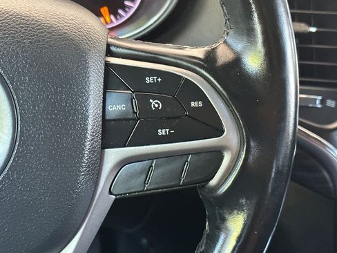 Used 2021 Jeep Grand Cherokee Laredo AWD/4WD image 27