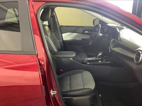 Used 2025 Chevrolet Trax LT w/ LT Convenience Package FWD image 9