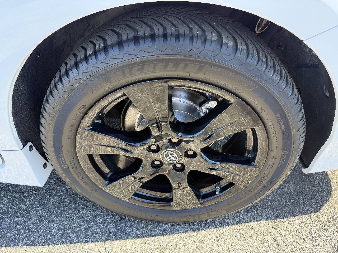 Used 2020 Toyota Sienna SE Premium w/ Nightshade Edition FWD image 9