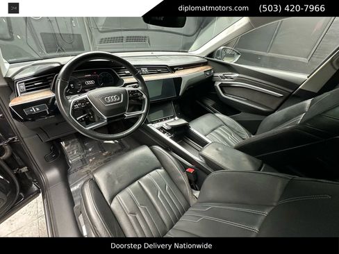 Used 2019 Audi e-tron Prestige w/ Prestige Package image 17