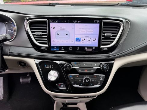 Used 2023 Chrysler Pacifica Touring-L FWD image 21