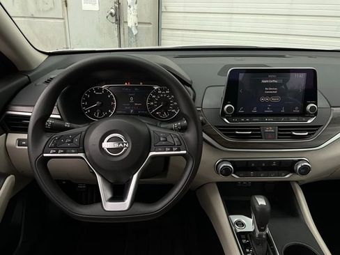 Used 2025 Nissan Altima 2.5 SV image 14