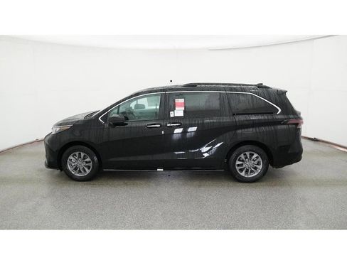 New 2026 Toyota Sienna XLE image 4