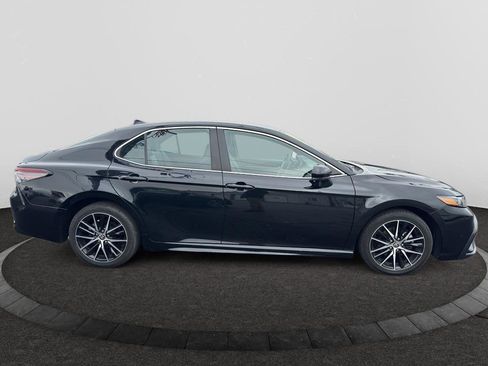 Used 2024 Toyota Camry SE FWD image 4