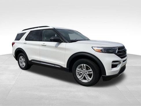 Used 2024 Ford Explorer XLT w/ Equipment Group 202A AWD/4WD image 2