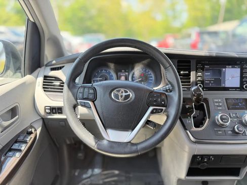Used 2019 Toyota Sienna XLE w/ XLE Navigation Package FWD image 15
