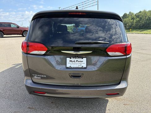 Used 2023 Chrysler Voyager LX FWD image 4