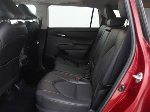Used 2021 Toyota Highlander XLE image 16
