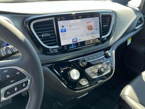 New 2025 Chrysler Pacifica Select FWD image 23
