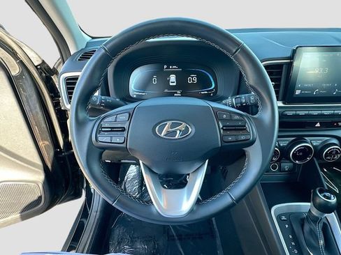 Used 2025 Hyundai Venue SEL FWD image 11