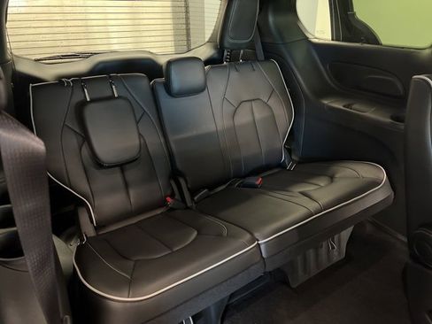 Used 2024 Chrysler Pacifica Limited w/ S Appearance Package image 22