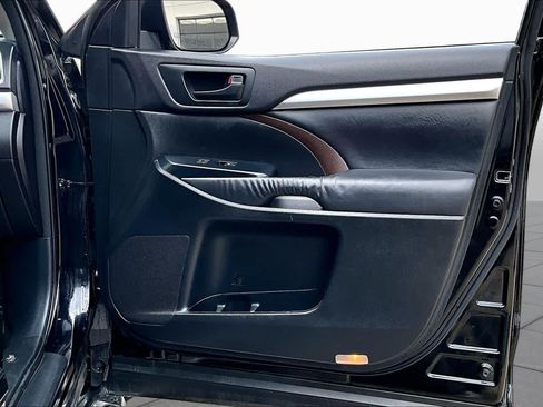 Used 2015 Toyota Highlander Plus FWD image 21