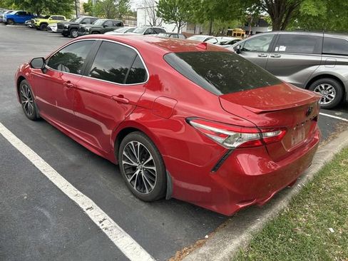 Used 2019 Toyota Camry SE image 2