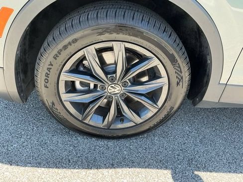 Used 2024 Volkswagen Tiguan SE AWD/4WD image 10