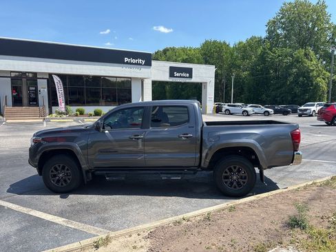 Used 2022 Toyota Tacoma SR5 RWD image 6