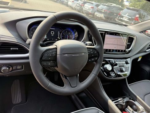 New 2027 Chrysler Pacifica Limited w/ Family Tech Group AWD/4WD image 2
