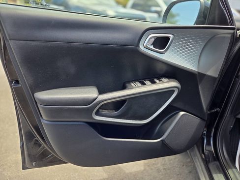 Used 2022 Kia Soul LX FWD image 23
