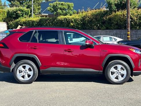 Used 2021 Toyota RAV4 LE AWD/4WD image 3