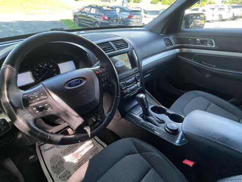 Used 2017 Ford Explorer XLT w/ Equipment Group 201A AWD/4WD image 18