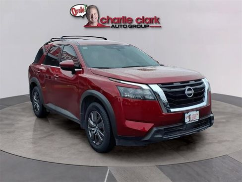 Used 2024 Nissan Pathfinder SV image 7