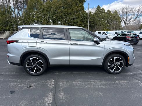 Used 2023 Mitsubishi Outlander SE image 2