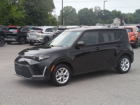 Used 2023 Kia Soul LX w/ LX Technology Package FWD image 1