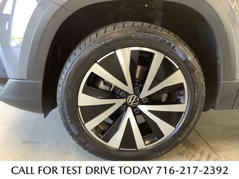 Used 2023 Volkswagen Taos SE w/ Panoramic Sunroof Package AWD/4WD image 21