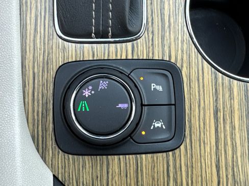 Certified 2019 GMC Acadia Denali w/ Technology Package FWD image 33
