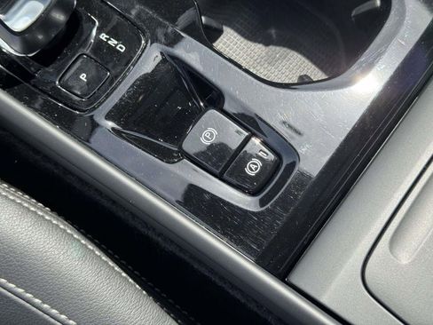 Certified 2025 Volvo XC40 B5 Plus AWD/4WD image 32