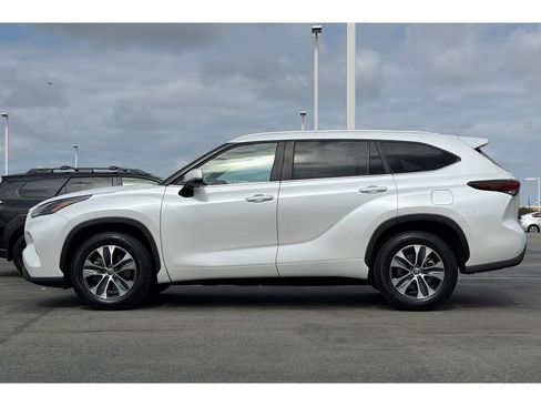 Certified 2025 Toyota Highlander XLE FWD image 7