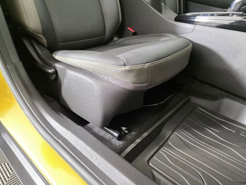 Used 2024 Chevrolet Trax ACTIV w/ Sunroof Package image 23