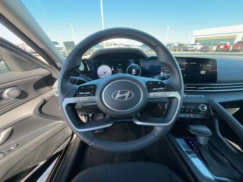 Used 2025 Hyundai Elantra SEL image 17