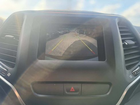 Used 2019 Jeep Cherokee Latitude Plus image 22