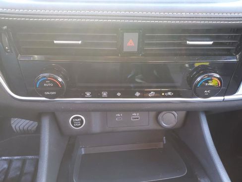 Used 2021 Nissan Rogue SV image 16