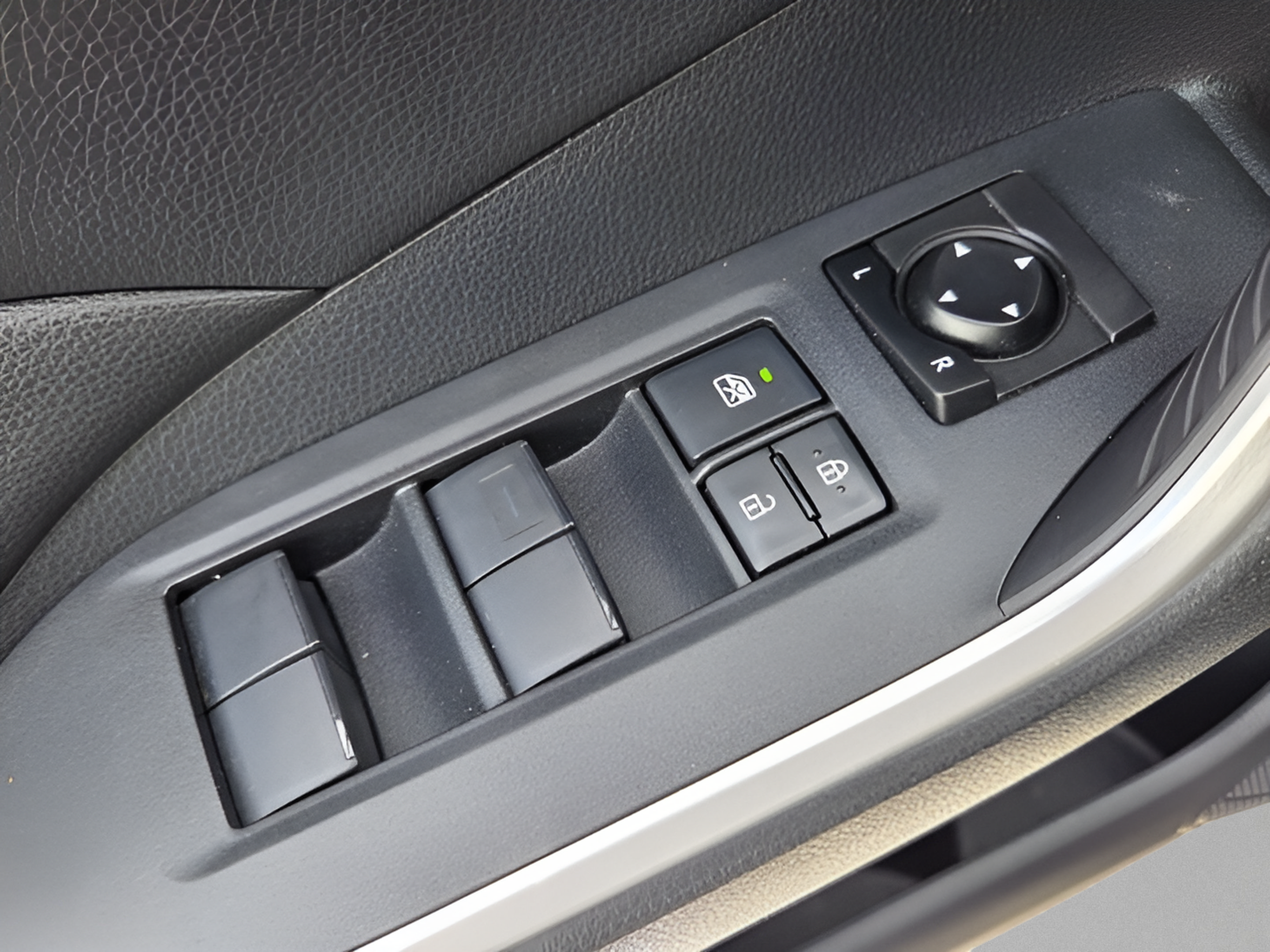 Used 2019 Toyota RAV4 XLE w/ Convenience Package FWD image 28