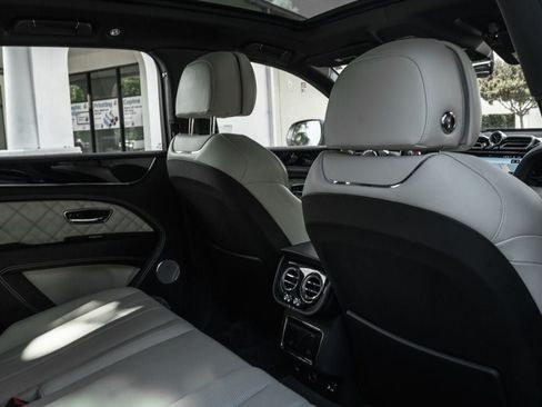 Used 2021 Bentley Bentayga AWD/4WD image 25
