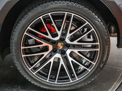 Certified 2025 Porsche Macan S AWD/4WD image 12