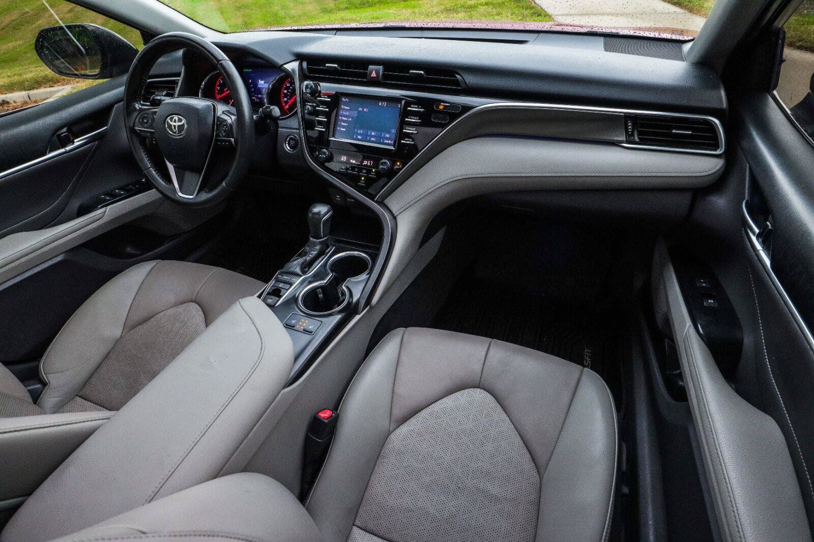 Used 2018 Toyota Camry XSE FWD image 29