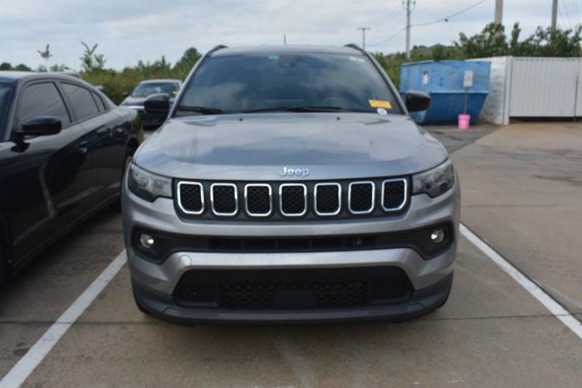 Used 2024 Jeep Compass Latitude AWD/4WD image 2