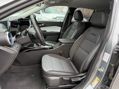 Used 2025 Chevrolet Trax LT w/ LT Convenience Package image 25