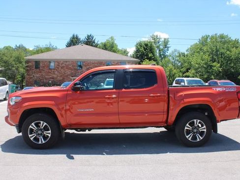 Used 2017 Toyota Tacoma TRD Off-Road AWD/4WD image 5